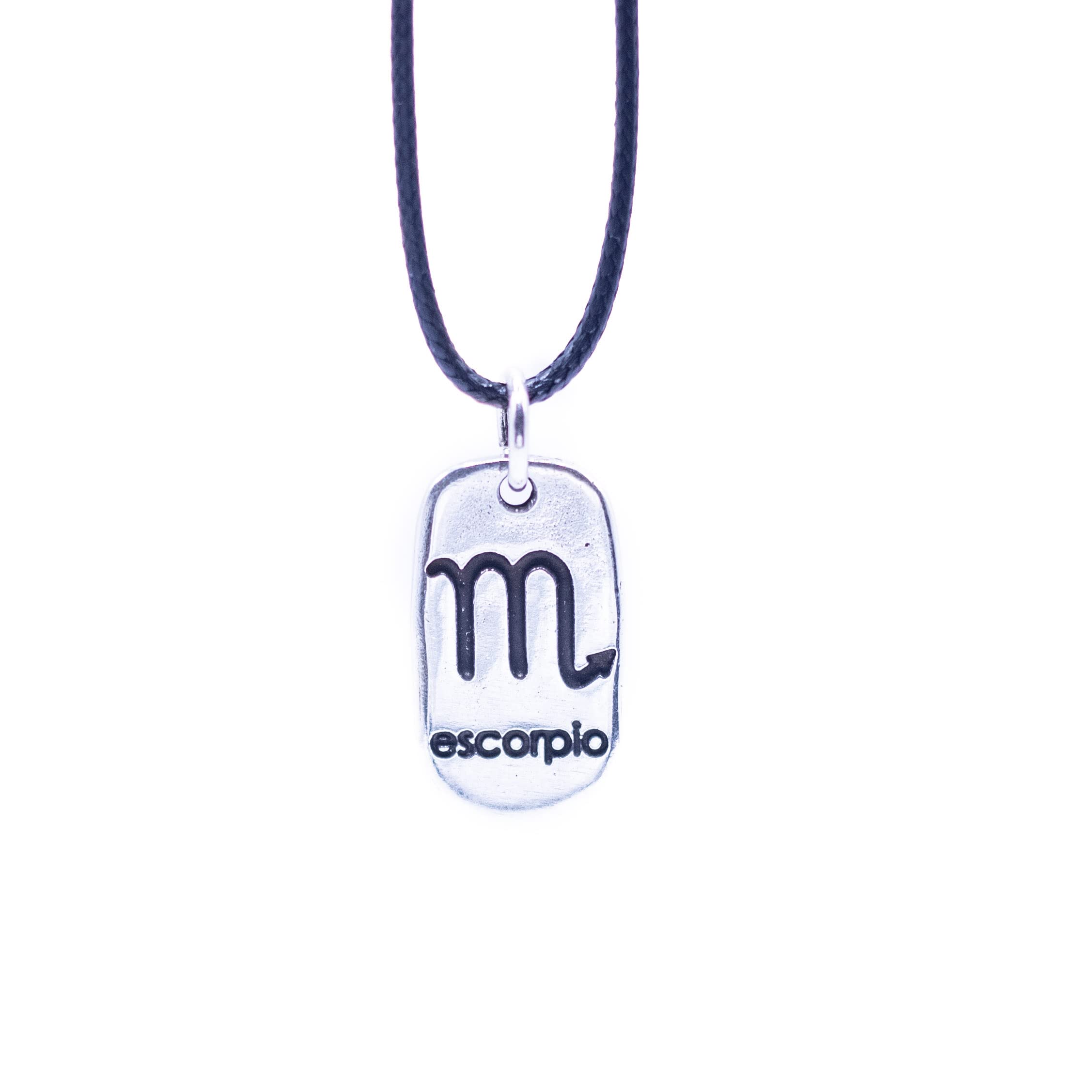 Colgante marca NILUXE DESIGN Horóscopo Signo del Zodiaco Escorpio - Collar de Zamak Bañado en Plata para Hombre y Mujer con Cordón Encerado Negro