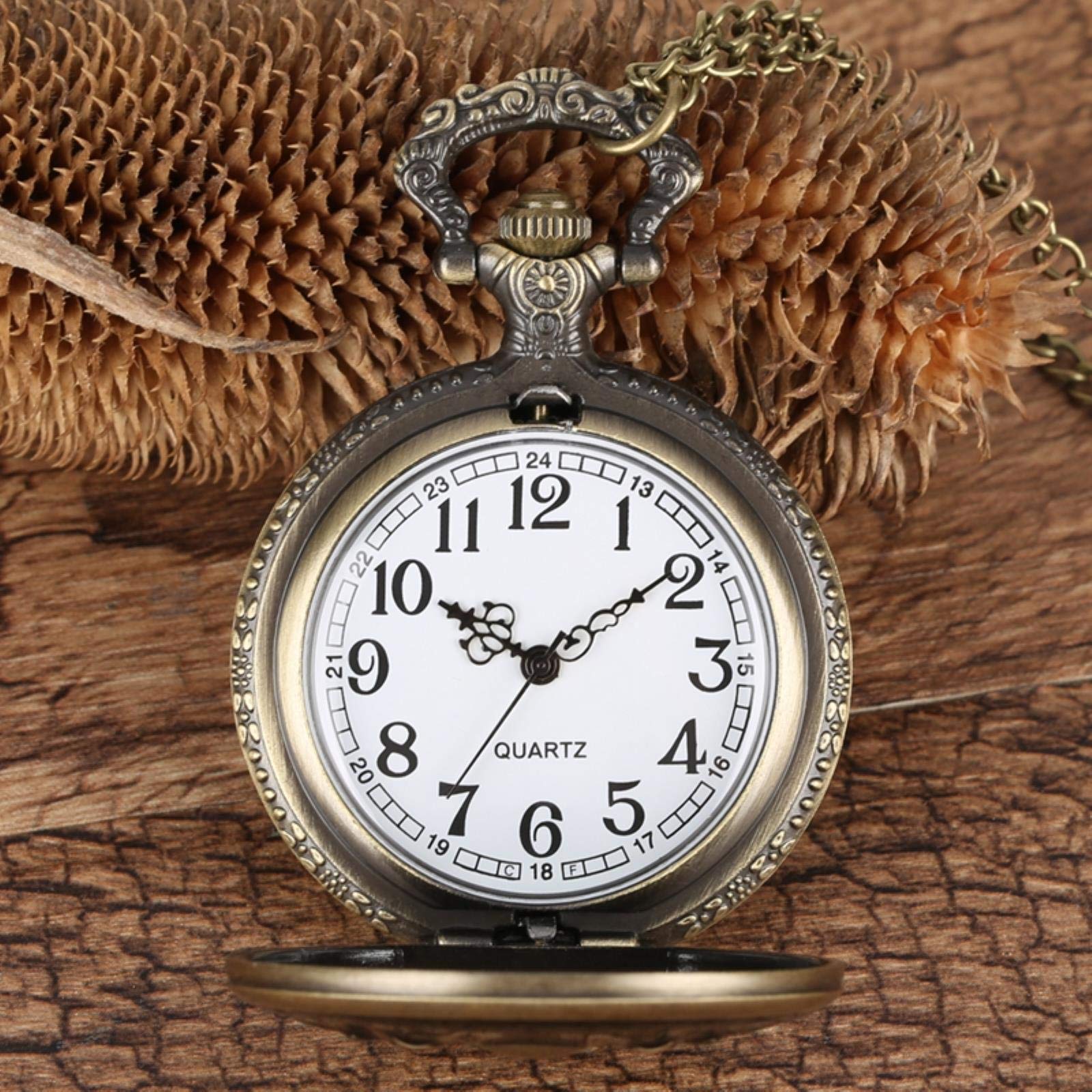 HUIBBGO Reloj de Bolsillo Retro de Cuarzo con temática de la Leyenda de Zelda, Colgante con patrón de araña escorpión, Reloj de Cadena de Bronce Retro
