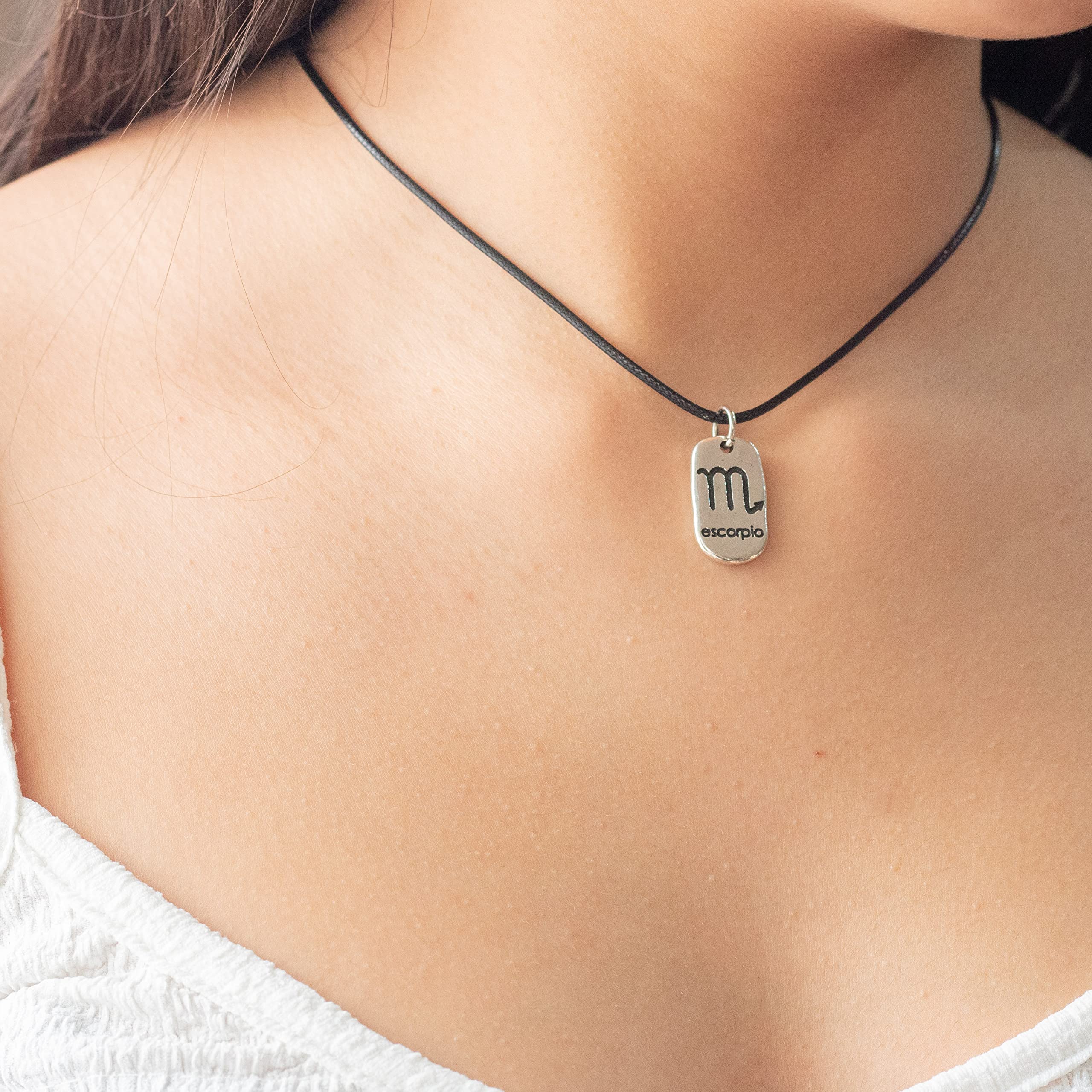 Colgante marca NILUXE DESIGN Horóscopo Signo del Zodiaco Escorpio - Collar de Zamak Bañado en Plata para Hombre y Mujer con Cordón Encerado Negro