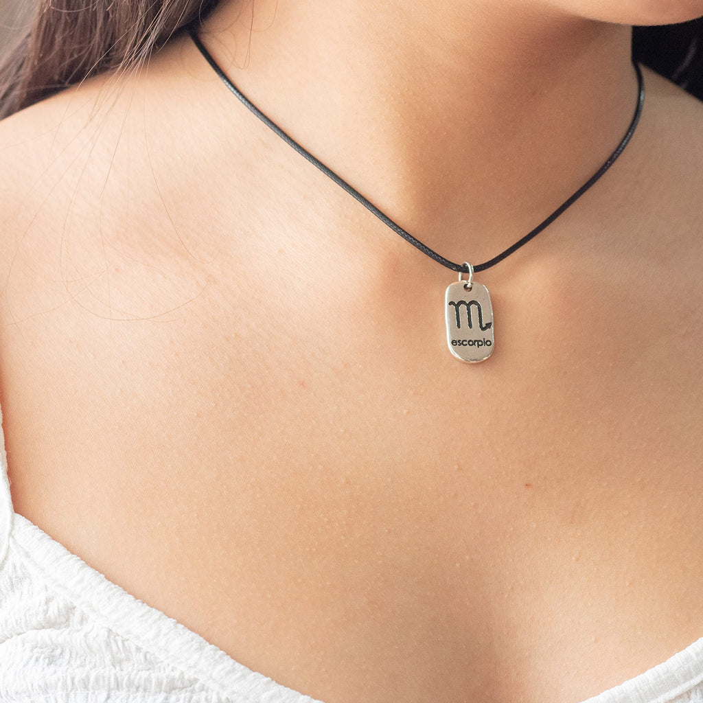 Colgante marca NILUXE DESIGN Horóscopo Signo del Zodiaco Escorpio - Collar de Zamak Bañado en Plata para Hombre y Mujer con Cordón Encerado Negro