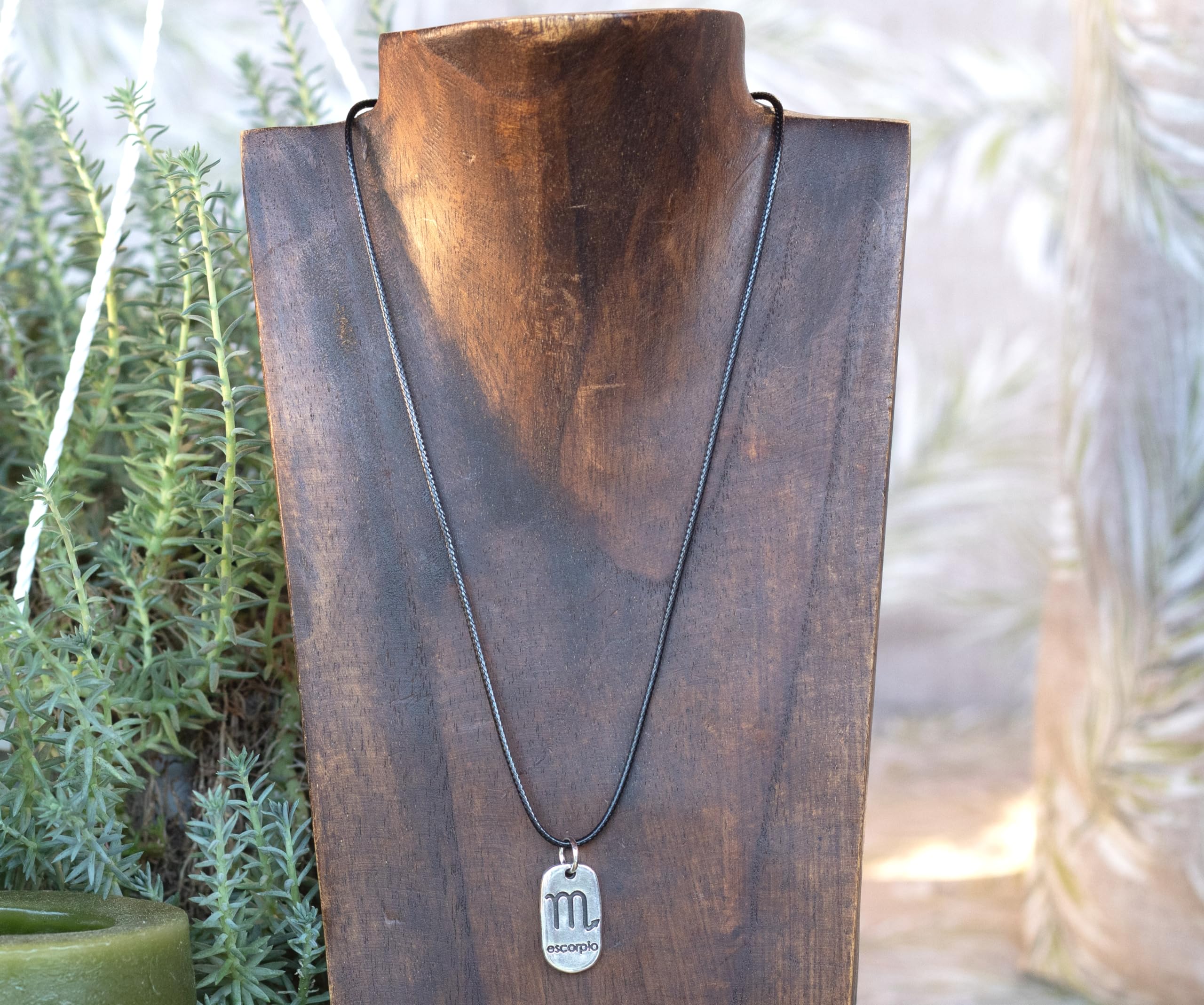Colgante marca NILUXE DESIGN Horóscopo Signo del Zodiaco Escorpio - Collar de Zamak Bañado en Plata para Hombre y Mujer con Cordón Encerado Negro