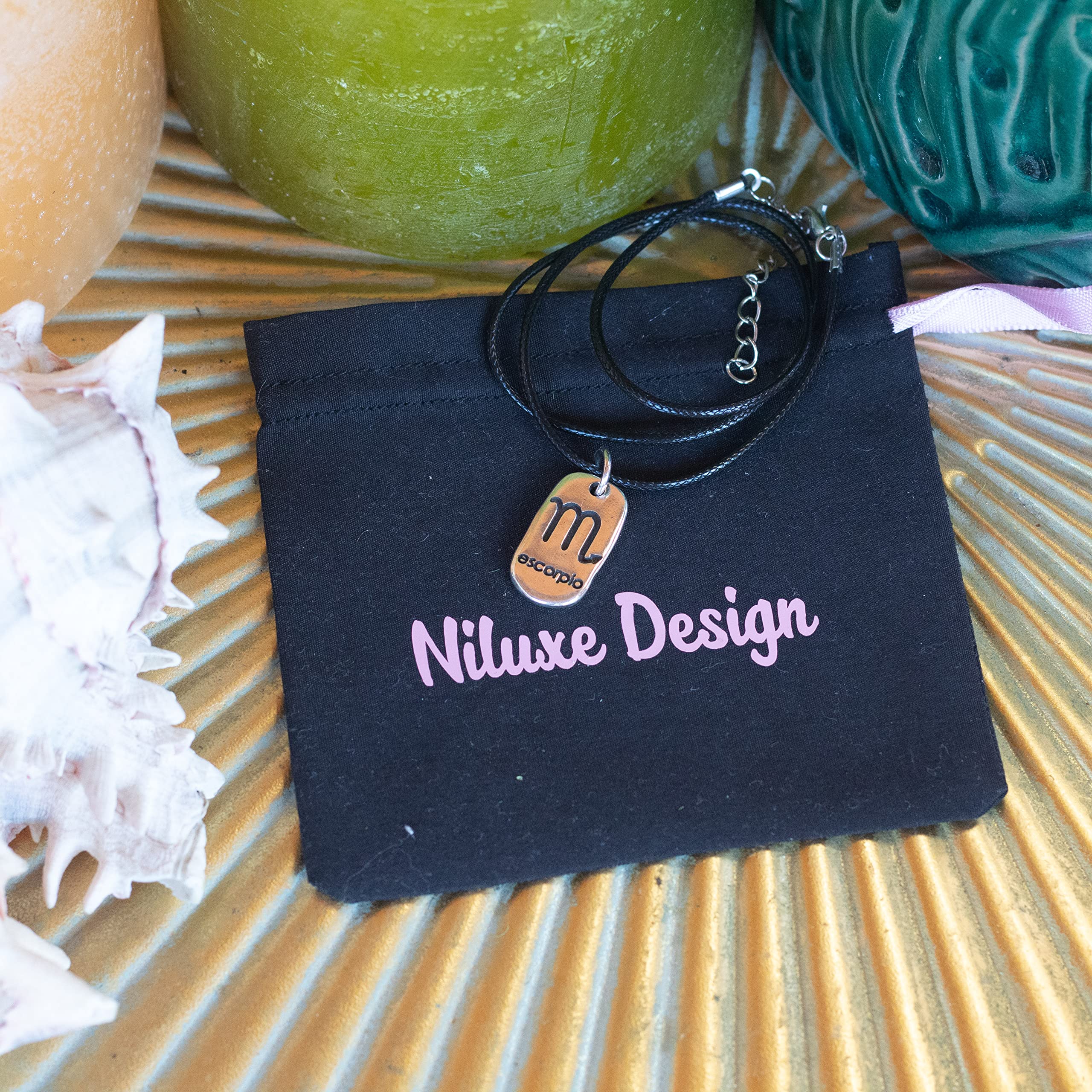 Colgante marca NILUXE DESIGN Horóscopo Signo del Zodiaco Escorpio - Collar de Zamak Bañado en Plata para Hombre y Mujer con Cordón Encerado Negro